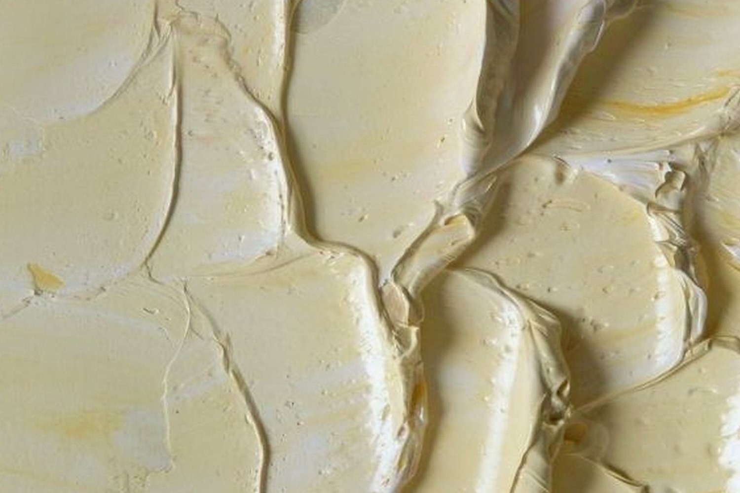 Sunscreen cream texture for Mineral vs chemical sunscreen.